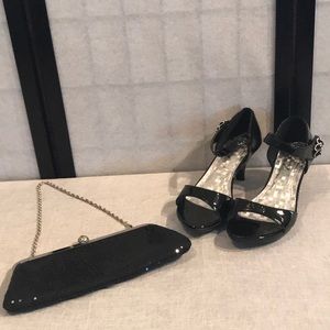 Delicacy black shiny sandals with flower on side